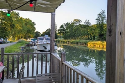 Une bouteille au Canal