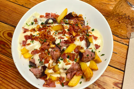 LA YAUTE - Bistrot le jour, un refuge réconfortant à la nuit tombée.