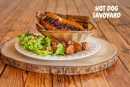 LA YAUTE - Bistrot le jour, un refuge réconfortant à la nuit tombée.