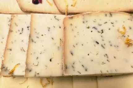 LA YAUTE - Bistrot le jour, un refuge réconfortant à la nuit tombée.