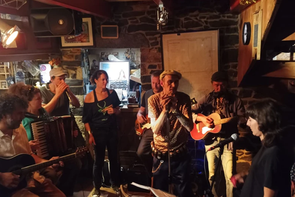 Le Chaland Qui Passe