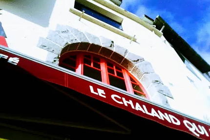 Le Chaland Qui Passe