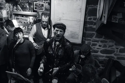 Le Chaland Qui Passe