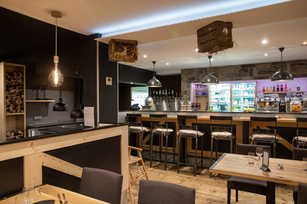 Restaurant A TABLE...