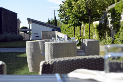 Le Monde À Sa Porte