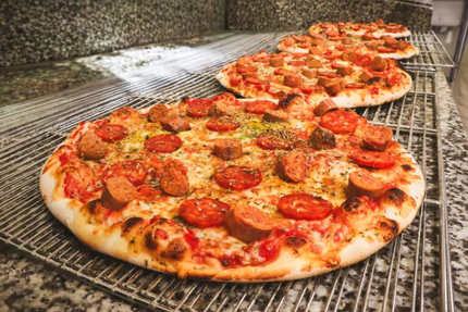 Tic tac pizza " Maison Mère " Distributeur 24/24 et 7/7 à Pluguffan