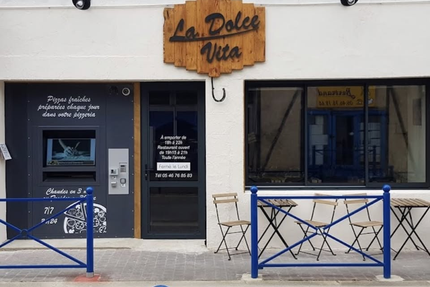 La Dolce Vita Restaurant/Pizzeria et son distributeur 24h/24