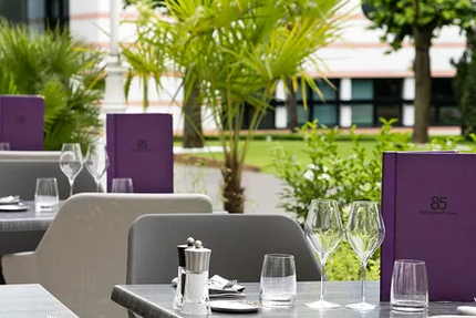 Le 85 Restaurant & Bar