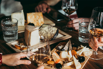 DE LA CAVE AU COMPTOIR. Resto. Bar. Cave
