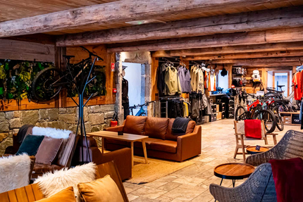 Bistro, vélo | Restaurant- Bar - Café | Alpes Aventures - La Clusaz