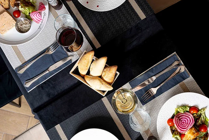 Le Bouche à Oreille