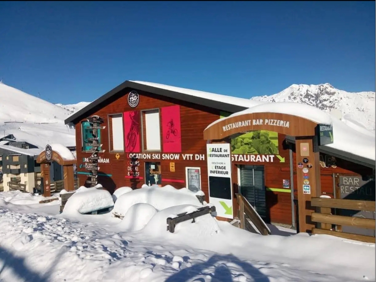Au Top Ski Bar by L'improbable